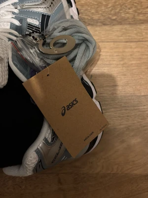 ASICS GEL KAYANO 14 - Säljer ett par fräscha Asics Kayano 14 i fjord grey. Skorna har en sportig design med mesh- och syntetmaterial, samt klassiska Asics-stripes på sidorna. Perfekta för dig som gillar stilrena och bekväma sneakers med retrovibbar.
