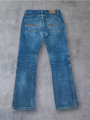 Vintage nudie jeans  - Säljer nu mina riktigt snygga nudie jeans i en straight passform. Storleks lappen samt modell lappen i byxorna saknas men gå utifrån mått-  Midja: 40 Ytterben: 104 Benöppning: 20 