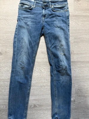 Blå  jeans från dondup - Säljer ett par blåa jeans från dondup