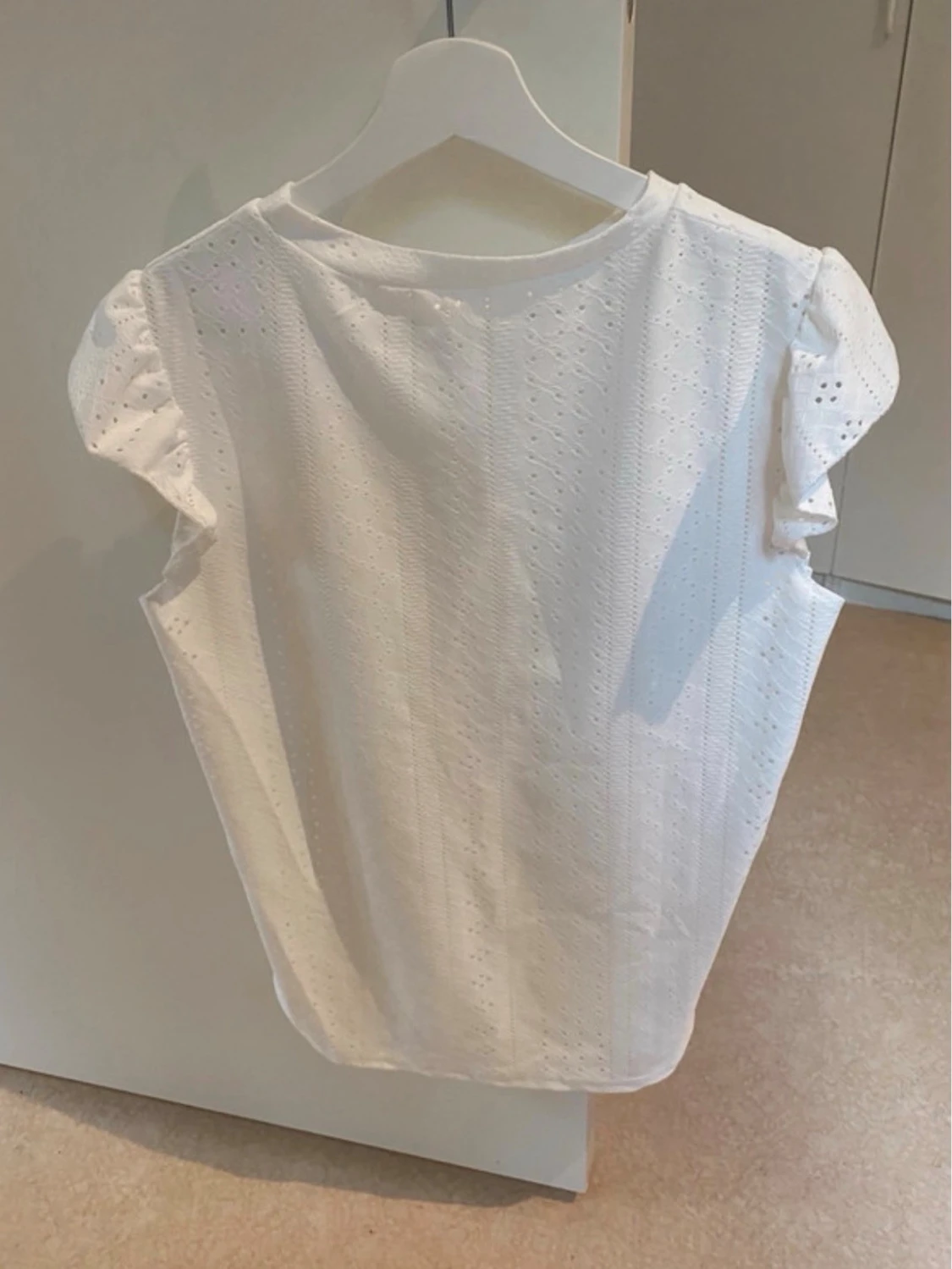 Vit broderad blus med kort ärm