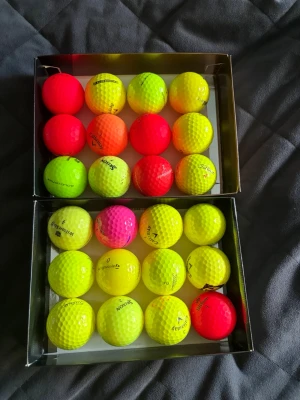 Färggolfbollar i srixon, taylormade callaway, titlest och Wilson  - Säljer 24 golfbollar i olika neonfärger som röd, gul och orange. Bollarna kommer från flera kända märken som TaylorMade, Titleist, Callaway, Srixon och Wilson. Perfekt för dig som vill ha synliga bollar på banan. Alla bollar har klassisk golfbollstruktur. Man spelar som vanligt med dom men sticker ut och är riktigt nice.