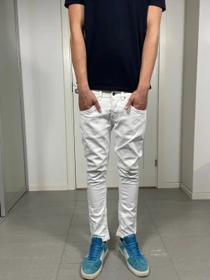 Dondup George Jeans - Säljer nu dessa Dondup George Jeans, mått ca 35,5 o 93 cm. skriv för fler bilder/frågor🙌🏼