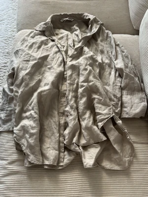 Beige linneskjorta med knappar - Beige, oversized linneskjorta med knappar.