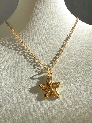 Handgjort Guld Sjöstjärna-Halsband - Handgjort halsband med guld platerad silver berlock✨ Vattentålig och allergivänlig! 🌊🫶🏼☀️