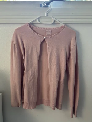 Rosa stickad Zara kofta - Oanvänd rosa stickad Zara kofta med detaljer som guldiga knappar, passar S och M!
