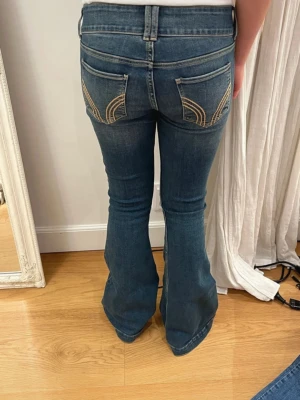 Hollister jeans  - Blåa bootcut jeans från Hollister. Iprincip alldrig använda, så väldigt bra skick! Måtten finns på bilderna. Priser går att förhandla 