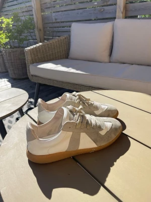Vita och grå Masion margiela  - Säljer nu mina Masion margiela Gats som jag haft ett tag nu. Dom går förmodligen att tvätt lite bättre om man vill det. Dom är lite slitna på små ställen men ändå fint skick.