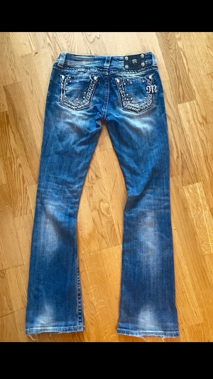 INTRESSEKOLL miss me jeans - Kollar intresse för mina bootcut miss me jeans i storlek 26 (boot) //  Köpta från en annan säljare från plick (bild på från säljaren finns på slutet av annonsen)  // OBS DEFEKTER: Litet litet hål på fickan, några små rhinestones har ramlat av men märks inte, slitage på benen, liten tråd som sticks upp (alla bilder finns i annonsen) //  Midjemått runt 39,5 cm tvärs över, Innersbenslängd runt 80,5 cm // Kontakta om du är intresserad 🫶 