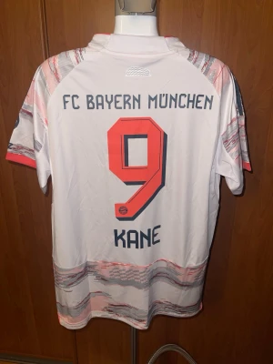 Bayern München Kane bortatröja - Säljer en helt ny Bayern München Fotbollströja i storlek M. Hör av er om ni har några frågor.