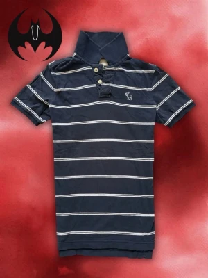 Vintage Abercrombie & fitch short-sleeve Polo shirt - Säljer denna sällsynta och eftertraktade Abercrombie & Fitch polo shirt | Mycket Bra skick, en liten fläck men syns inte | Size S | Langd: 68cm Bröstvidd: 49cm | Skyltdocka: M - 48 cm axlar, 75 cm midja | Lägg endast bud med avsikt att köpa nu, inga fördröjning!  