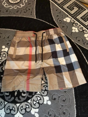 Rutiga shorts med dragsko - Snygga shorts från Burberry  