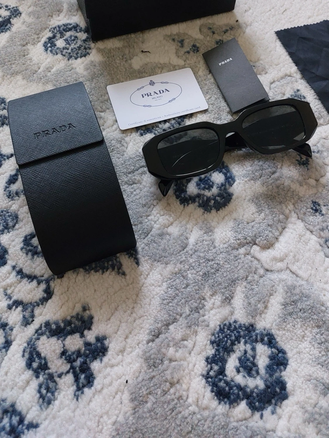 Svarta solglasögon från Prada