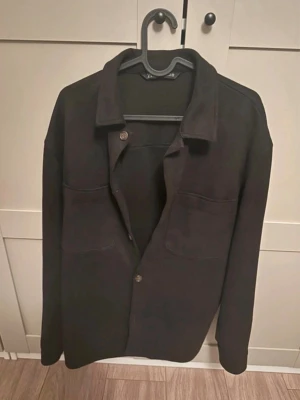 Mocka overshirt - En brun mocka overshirt från Zara i nyskick. Knappt använd storlek M