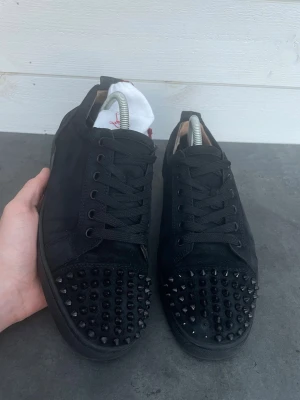 christian Louboutin Skor Svarta  - säljer min brors skor från Christian Louboutin, dem är i bra skick men 4 bitar fattas 2 extra nitar följer med vid köp. dem är 100% äkta. priset kan diskuteras vid snabb affär skriv vid intresse 🤞🏼💕