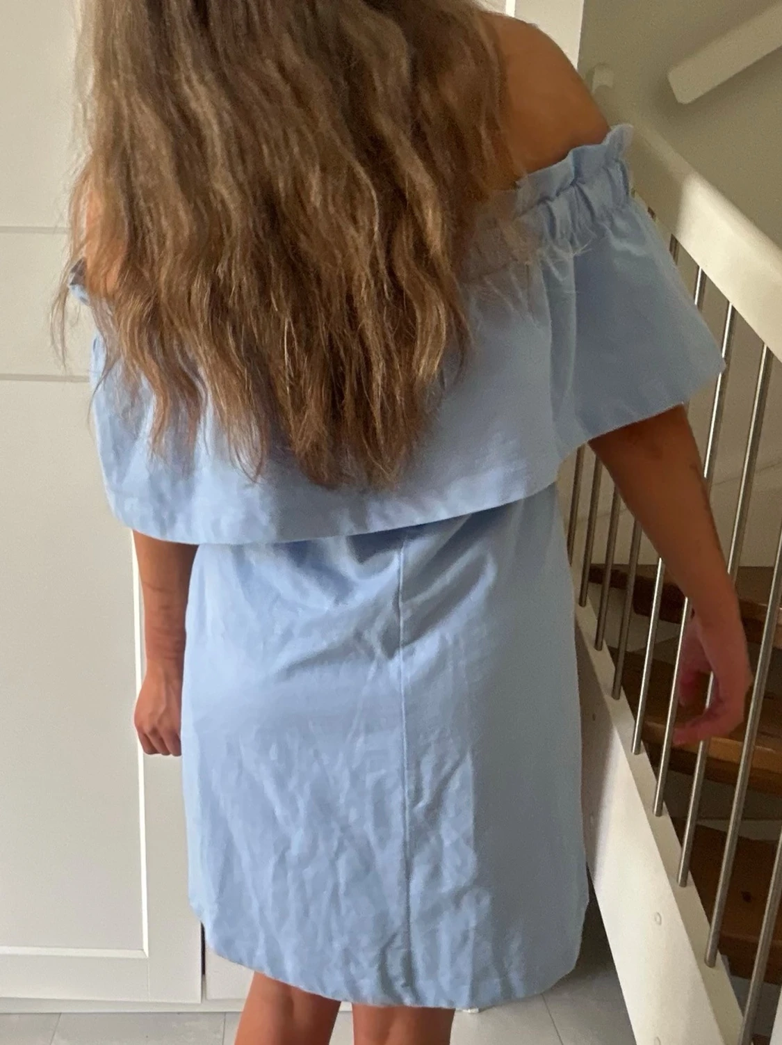 Ljusblå offshoulder klänning - 3