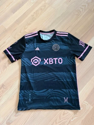 Inter Miami Messi matchtröja svart/rosa - Svart Inter Miami tröja med Messi på ryggen. Använd 2-3 gånger🔥storlek 176✅