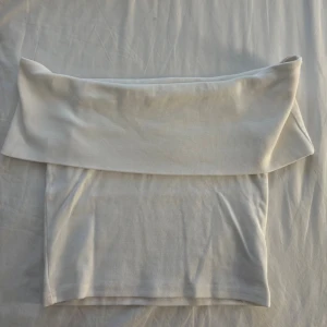 Vit off shoulder topp - Vit off shoulder topp ifrån Gina Tricot i storlek S. Använd fåtal gånger, inga defekter 