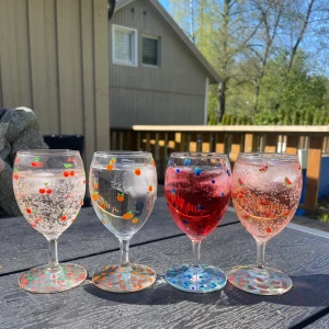 Handmålad glas i valfri model - SUPERBILLIGT☀️🌻 - Målar olika design och skulpturer utifrån din egen vilja. Finns att välja mellan jättemånga alternativ; glas, champangglas, vinglas, kopp, kanna, vas och allt möjligt inom porselin och kristallglas. Priset diskuteras, men kostar från 50/st.🌻☀️ DM:a!