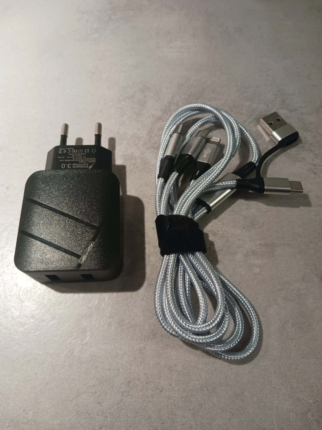 Laddare med multikabel USB och adapter