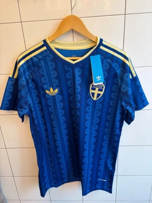 🇸🇪 SVERIGES VM BORTATRÖJA 2026 – STORLEK L🇸🇪 - 🇸🇪 SVERIGES VM BORTATRÖJA 2026 – STORLEK M 🇸🇪 Snygg och eftertraktad Sveriges VM-bortatröja i storlek L. Perfekt för dig som vill visa stödet för landslaget eller lägga till en ikonisk tröja i samlingen. ✨ Mycket fint skick ✨ Bekväm passform ✨ Stilren design som passar både till match och vardag 💰 Pris: 449 kr Tröjan är redo för en ny ägare och säljs först till kvarn. Skicka gärna ett meddelande om du har frågor eller vill ha fler bilder! ⚽️🇸🇪