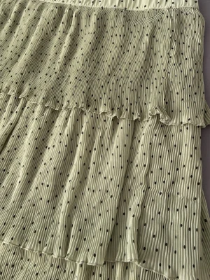 Ljusgrön prickig volangkjol Monki - Jättefin kjol som slutar precis efter knäna, från Monki. Är knappt använd så är i bra skick. Prickarna är svarta och färgen är väldigt fin.