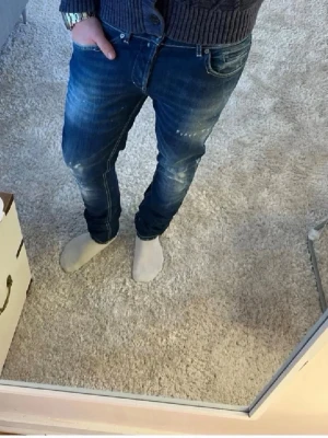 Dondup jeans george - Dondup jeans | Skick 9/10 | Storlek 34 | pris 599! | modellen på bilden är 180 cm | Hör av dig vid minsta fråga eller fundering!! 2 små skador vid fickorna som ej syns och går att laga!
