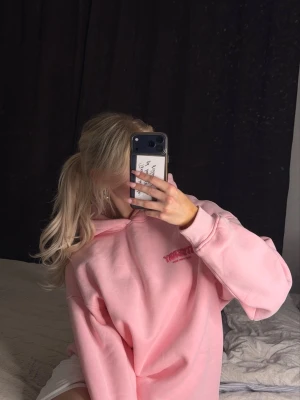 oversized fitberry hoodie - Säljer min ljusrosa oversized fitberry hoodie i storlek S med luva och tryck i mörkare rosa på bröstet och ryggen. Super mjuk och mysig, använd 1 gång så skickas som ny, ord pris 999kr.💞