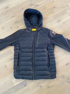 Marinblå dunjacka från Parajumpers - Storlek Y-L. Parajumper marinblå🔵 Liten defekt på höger arm som man ser i bild 4