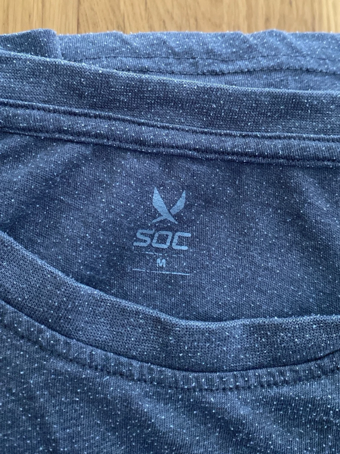 Grå t-shirt med tryck från SOC - 2