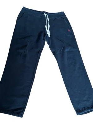 Ralph Lauren byxor - Snygga och fräscha Ralph Lauren byxor i storlek L. Har inte använt de så mycket och har ingen nytta av att ha de nu då de är varmt ute. Inga skador eller liknande. 9/10