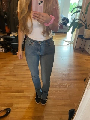 Blå jeans med slits  - Blåa jeans med slits från Zara, använda fåtal gånger men lite slitna nere vid hälarna🌸Storlek 38