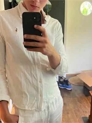 Vit Ralph Lauren skjorta - Säljer en fräsch skjorta från Ralph Lauren. Bra skick, skriv vid fundering. Är S men sitter som xs