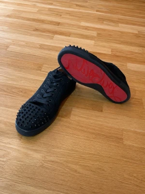 Christian Louboutin Skor Svarta - Säljer mina svarta Louboutin skor i storlek 45 eftersom jag har slutat använda dom och har ett par nya. Dom är i väldigt bra sick utan defekter eller skador, har bara varit använda i två månader. Säljer dom för 1200 snabb affär.