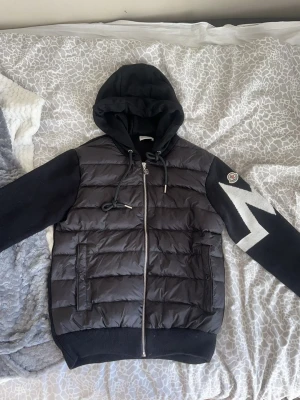 Svart pufferjacka med huva från Moncler - Säljer en svart pufferjacka från Moncler med huva och dragkedja framtill.  Pris diskuteras vid snabbköp, rimliga prisförslag tack! Nfc finns 