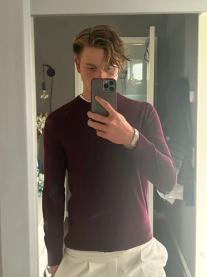 Vinröd tröja från Riley - Oanvänd snygg vinröd tröja från Riley i storlek S med rund halsringning och långa ärmar. Passar perfekt till jeans eller chinos. Tillverkad i mjukt stickat material för en bekväm känsla. Köpt på Brothers. Skriv vid funderingar 🤝
