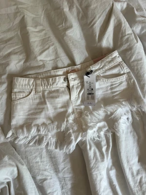 Low waist shorts - Lågmidjade/low waist shorts från Gina storlek M, men ca 40 cm rakt över i midjemått, helt oanvända med prislappkvar! 💕 säljer ett par exakt likadana fast ljus blå också! 😍😍😍