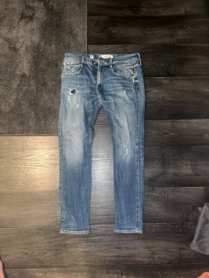 Blå slitna jeans från Replay - Replay anbass med slitningar. W31 L30. Skick 9/10. Snabb affär = bättre pris🤝