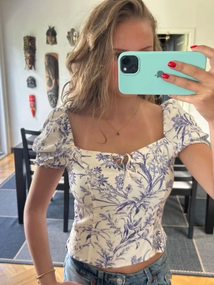 Vit blommig topp med puffärm - Supersöt topp i vit med blått blommönster i storlek S❤️ bra skick
