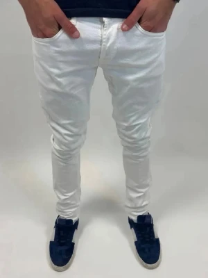 Dondup Jeans George  - Dondup Jeans George! Trendigaste jeansen på marknaden.  Ny pris= 4000 kr Säljs för= 999 kr 