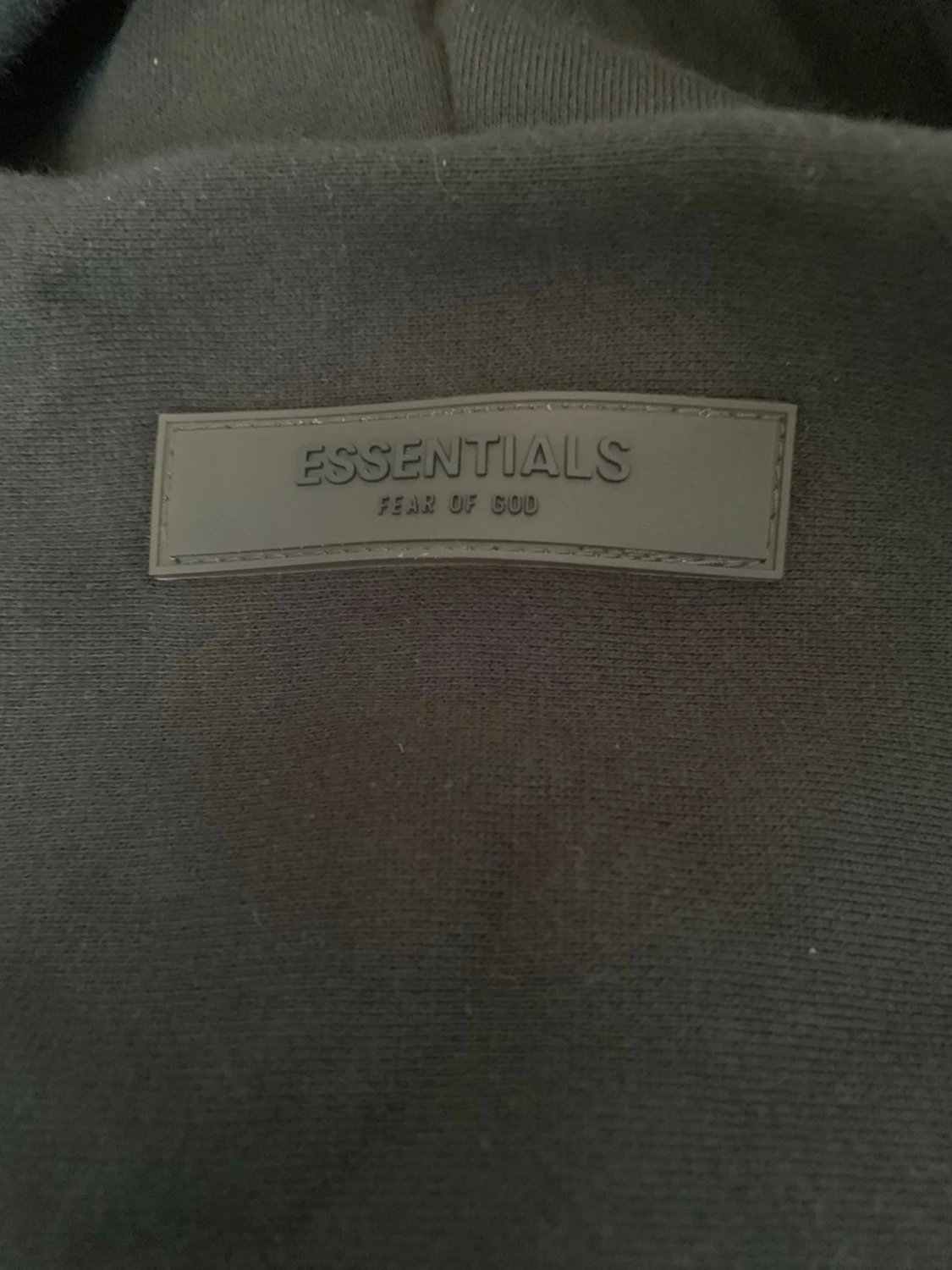 Svart hoodie från Fear of God Essentials - 3