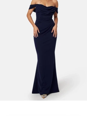 Marinblå offshoulder långklänning -  Den köptes för 1200 kr på Bubble Room och jag använde en gång på min  bal och säljer den vidare nu 
