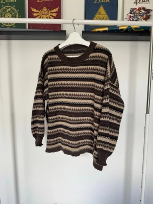 Brun och beige randig stickad tröja - Mysig stickad tröja i oversize med breda och smala ränder i brunt och beige. 