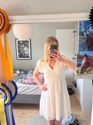 Vit sommarklänning 🤍 - Säljer denna superfina klänning från Only då den inte kommer till användning✨Bara använd en gång, passar perfekt till skolavslutning!💞
