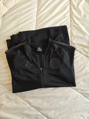 Svart zip tröja från nike ock psg  - Snygg orginal tröja i nyskick. Bekväm storlek.S