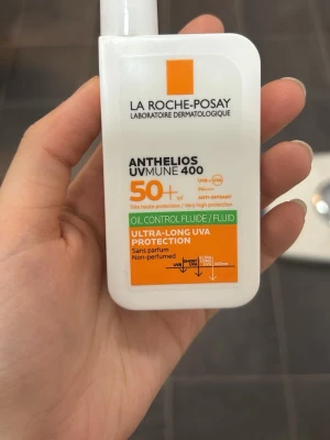 La Roche-Posay Anthelios UVmune 400 SPF50+ - La Roche-Posay Anthelios UVmune 400 Oil Control Fluid SPF50+ parfymfri. Köpte fel version, endast använd 3 gånger, nästintill helt full. Perfekt skick! Köpt för 225 kr på apoteket!