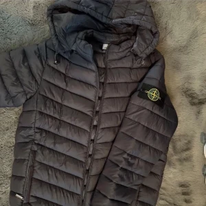 Svart dunjacka från Stone Island - Fett använd 1 månad, ser grå ut på bilderna men den är svart