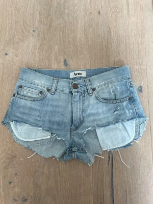 Jeans shorts från acne  - Såå snygga jeans shorts från acne perfekta nu till sommaren, skriv via intresse💞