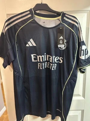Real Madrid fotboll addidas  - Hej säljer min fotbollströja helt ny tycker bara inte om den 
