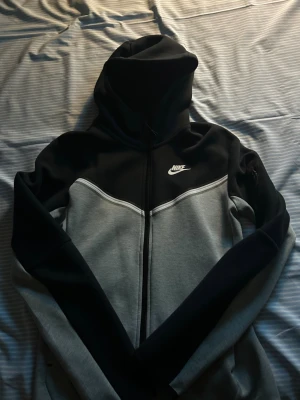 Grå svart Nike - Säljer nu en grå och svart Nike tech som jag inte riktigt använder längre. Priset på denna kan även diskuteras!