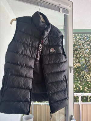 Svart dunväst från Moncler - Sommarväst☀️🏝️sitter mer som M